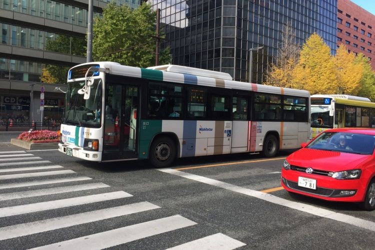 Bus sebagai feeder transportasi menuju stasiun. Bus ini dikelola oleh Nishi-Nippon Railroad Co. Ltd.