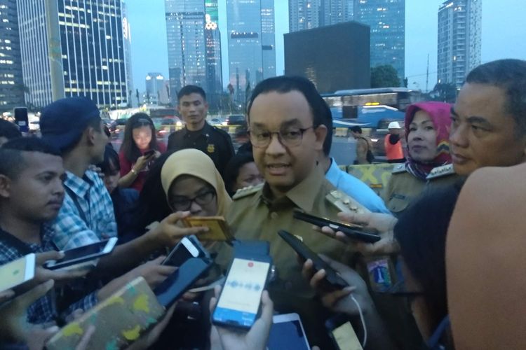 Gubernur DKI Jakarta Anies Baswedan usai meninjau JPO Bundaran Senayan, Selasa (4/12/2018).