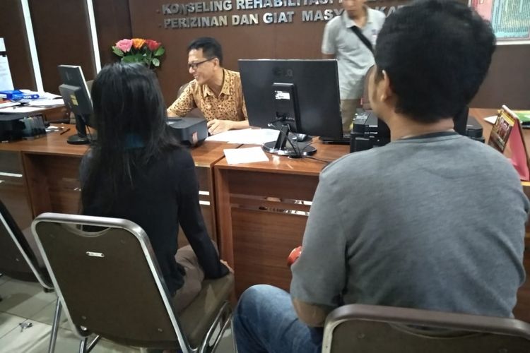 IR korban pencemaran nama baik saat membuat laporan di Polresta Palembang, Rabu (5/12/2018). Ia melaporkan AK yang merupakan mantan kekasihnya lantaran foto nya disebar ke Medsos.