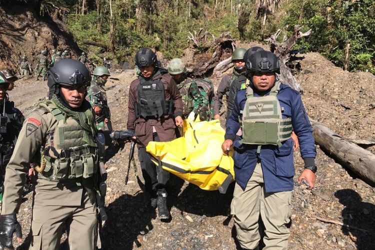 Proses evakuasi jenazah di Puncak Kabo, Distrik Yigi, Kabupaten Nduga lokasi penembakan yang dilakukan kelompok KKB 