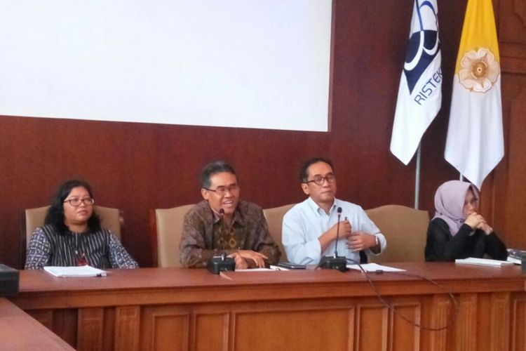 Rektor UGM Panut Mulyono dan Wakil Rektor Bidang Kerja Sama dan Alumni UGM, Paripurna saat jumpa pers.