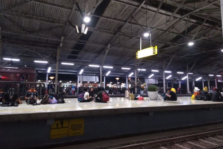 Suasana Stasiun Bandung, Sabtu (8/12/2018) malam. Pada hari ini, keberangkatan maupun kedatangan KA Argo Parahyangan dari dan menuju Jakarta mengalami ketrlambatan karena anjloknya kereta kerja (MTT) di Km 154 + 8/9 antara Stasiun Cilame-Padalarang.
