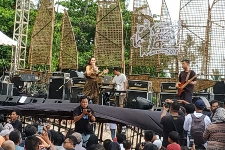 Penyanyi Andien tampil di Senggigi Sunset Jazz 2018 di Pantai Senggigi, Kabupaten Lombot Barat, NTB, Minggu (9/12/2018).