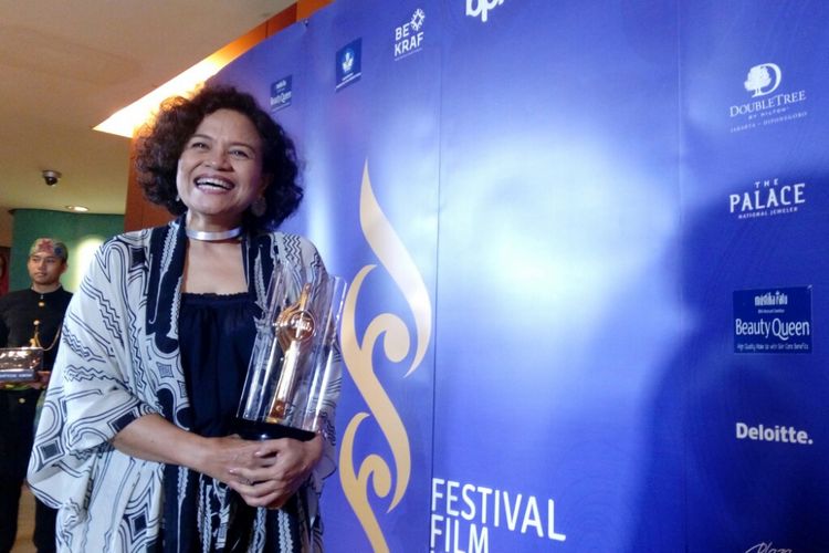 Mira Lesmana mewakili RAN meraih penghargaan Pencipta Lagu Tema Terbaik Piala Citra 2018 lewat film Kulari Ke Pantai di Taman Ismail Marzuki, Cikini, Jakarta Pusat, Minggu (9/12/2018).
