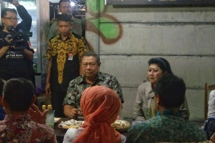 Presiden Ke Enam Republik Indonesia Susilo Bambang Yudhoyono dan Any Yudhoyono saat berada di Angkringan Jalan Margo Utomo Yogyakarta 