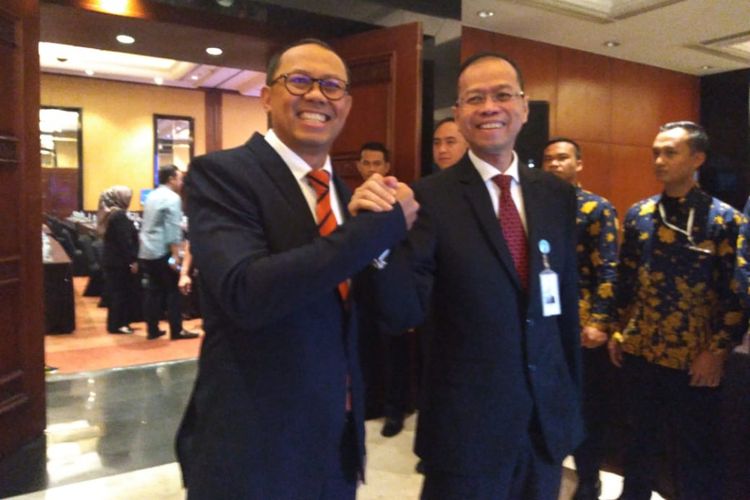 Direktur Utama Bank BJB Ahmad Irfan berjabat tangan dengan Direktur Kepatuhan dan Manajemen Risiko, Agus Mulyana.