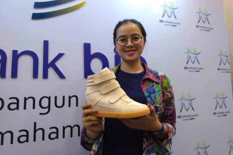 Hanya bermodal Rp 150.000, sisa dari uang jajan kuliah, Eva Putri Mardiani (26), memasarkan sneakers wedges buatannya hingga Singapura. 