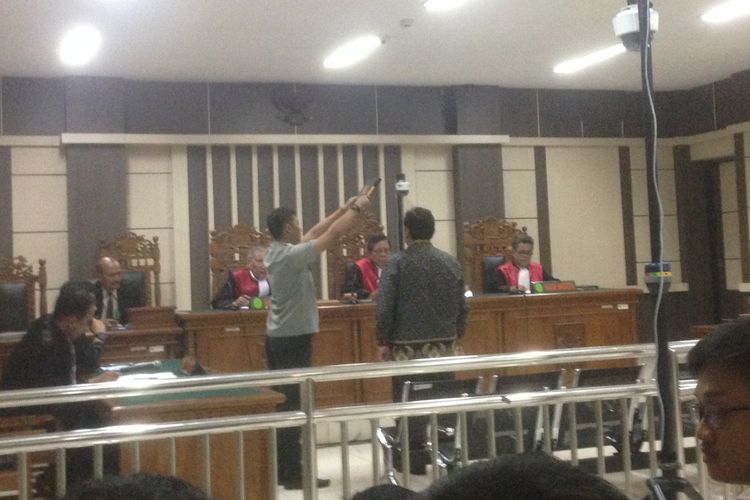 Utut Adianto bersumpah sebelum menjalani pemeriksaan di Pengadilan Tipikor Semarang, Rabu  (12/12/2018)