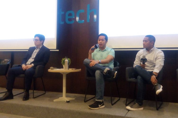 Ketua Umum Asosiasi Fintech Pendanaan Bersama Indonesia (AFPI), Adrian Gunadi (kanan) menjadi pembicara dalam sebuah acara di Jakarta Selatan, Rabu (12/12/2018).