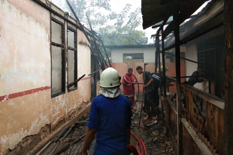 Petugas pemadam kebakaran berusaha memadamkan api yang telah menghanguskan bangunan SDN 12 hunggaluwa Kecamatan Limboto Kabupaten Gorontalo.