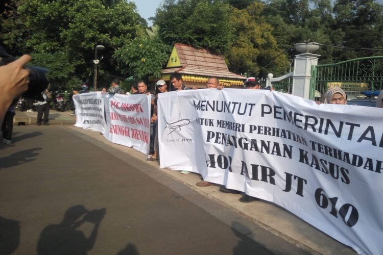 Aksi damai keluarga korban jatuhnya pesawat Lion Air JT 610 di depan Istana Merdeka, Jakarta, Kamis (13/12/2018).