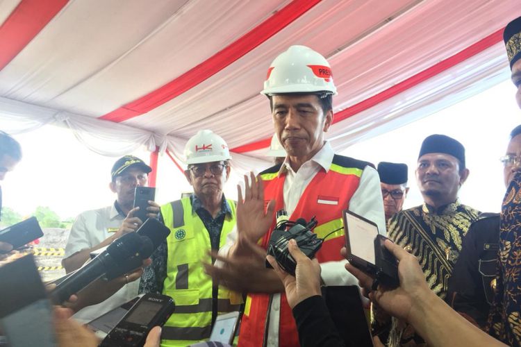 Presiden Joko Widodo meresmikan pembangunan Jalan Tol Banda Aceh-Sigli, Jumat (14/12/2018).