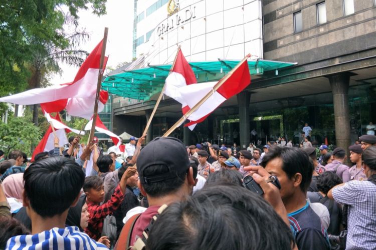 Massa yang menamakan dirinya Komite Penyelamat Aset Negara menyambangi Gedung Granadi yang terletak di kawasan Setia Budi, Jakarta Selatan, Senin (17/12/2018).
