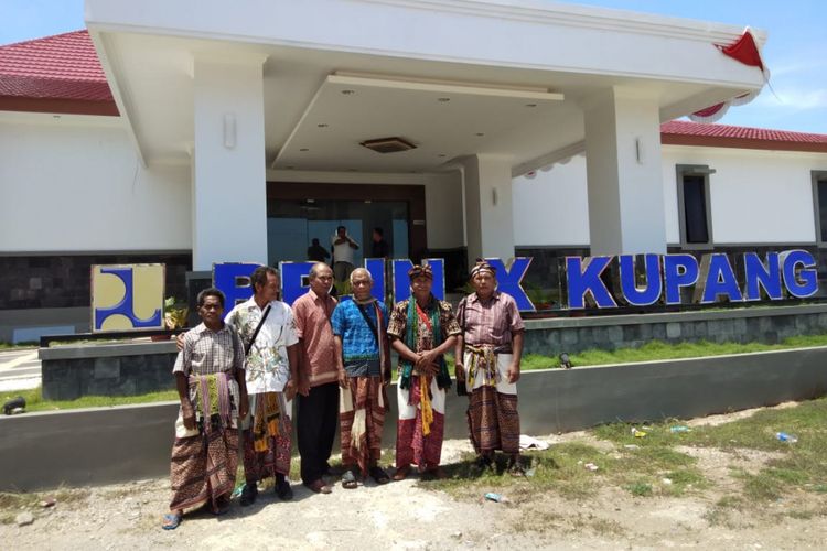 Sejumlah tokoh adat di Kecamatan Amarasi Selatan, Kabupaten Kupang, Nusa Tenggara Timur (NTT), mendatangi kantor Balai Pelaksanaan Jalan Nasional (BPJN) X Kupang, Selasa (18/12/2018).