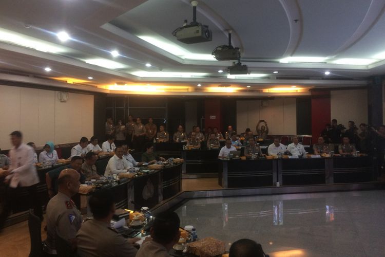 Polri melakukan rapat koordinasi dalam rangka persiapan pengamanan menghadapi Natal dan Tahun Baru 2019 di Ruang Puldasis Rupatama, Mabes Polri, Jakarta Selatan, Rabu (19/12/2018).