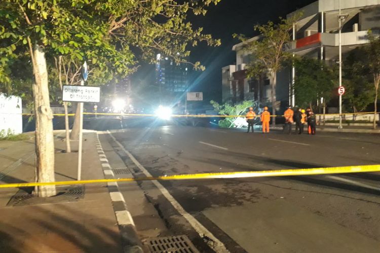 Sebagian badan Jalan Raya Gubeng di Surabaya, Jawa Timur, mendadak ambles, Selasa (18/12/2018) malam.
