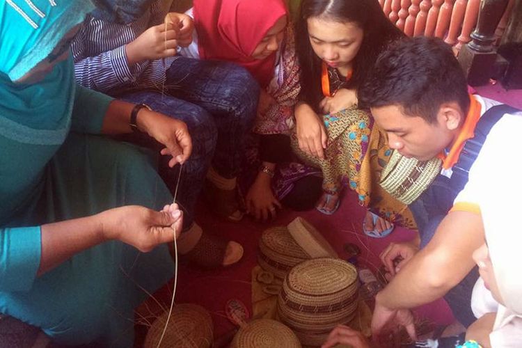 Sejumlah pelajar mempelajari proses pembuatan upiah karanji di rumah adat Bantayo Poboide Gorontalo.