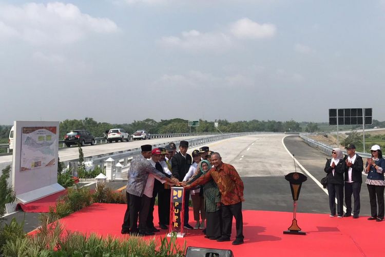 Presiden Joko Widodo saat meresmikan empat ruas jalan tol di Jawa Timur, Kamis (20/12/2018).