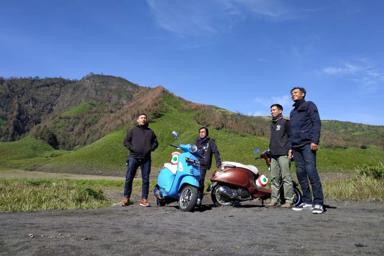 Reno (kedua dari kanan), bersama tiga rekannya sesama penggila Vespa, berpose dengan dua unit Vespa Primavera edisi 50 tahun, di kawasan Bromo. 