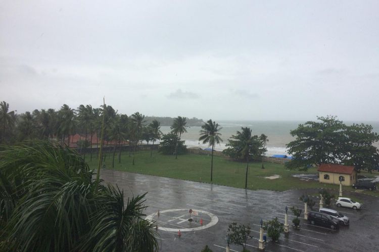 Kondisi pesisir Pantai Anyer dilihat dari kamar Hotel Marbella Anyer, Banten, Minggu (23/12).