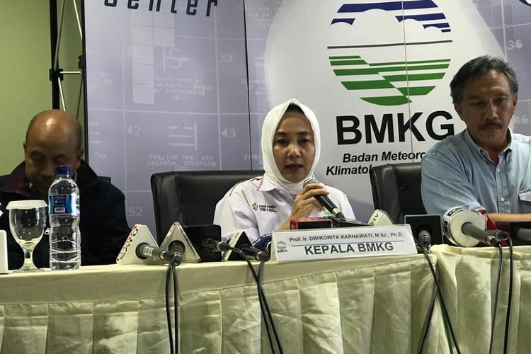 Kepala Badan Meteorologi, Klimatologi dan Geofisika (BMKG) Dwikorita Karnawati saat konferensi pers, di Gedung BMKG, Jakarta Pusat, Senin (24/12/2018). 