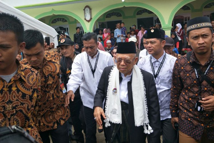 Calon wakil presiden nomor urut 01 Maruf Amin ketika mendatangi posko pengungsian korban tsunami Selat Sunda di Masjid Jami Al Muamanah di Selasa (25/12/2018). 