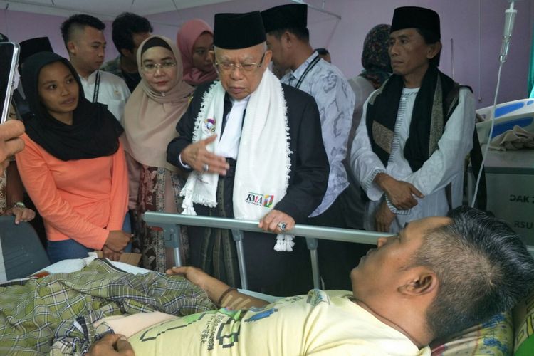 Calon wakil presiden nomor urut 01 Maruf Amin menjenguk korban tsunami Selat Sunda yang dirawat di RSUD Berkah Pandeglang, Selasa (25/12/2018). 