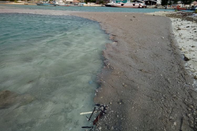 Material vulkanik dari Gunung Anak Krakatau hanyut hingga Pulau Harapan, Kepulauan Seribu, Kamis (27/12/2018).