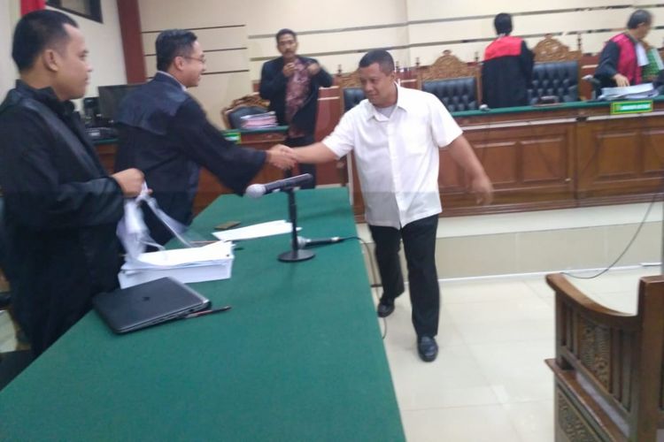 Bupati Mojokerto Nonaktif, Mustofa Kamal Pasa usai sidang tuntutan di pengadilan Tipikor Surabaya, Jumat (28/12/2018)