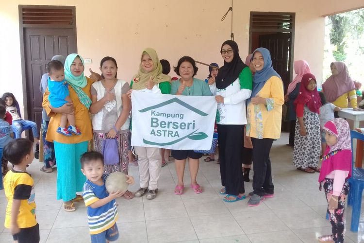 ibu-ibu rumah tangga di Desa Tanjung Binga, Belitung, saat sosialisasi pentingnya imunisasi serta menjaga kesehatan ibu dan anak.