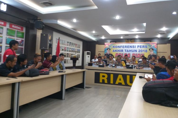 Kapolda Riau Irjen Pol Widodo Eko Prihastopo dan para pejabat utama Polda Riau menyampaikan hasil kinerja selama 2018, Senin (31/12/2018).