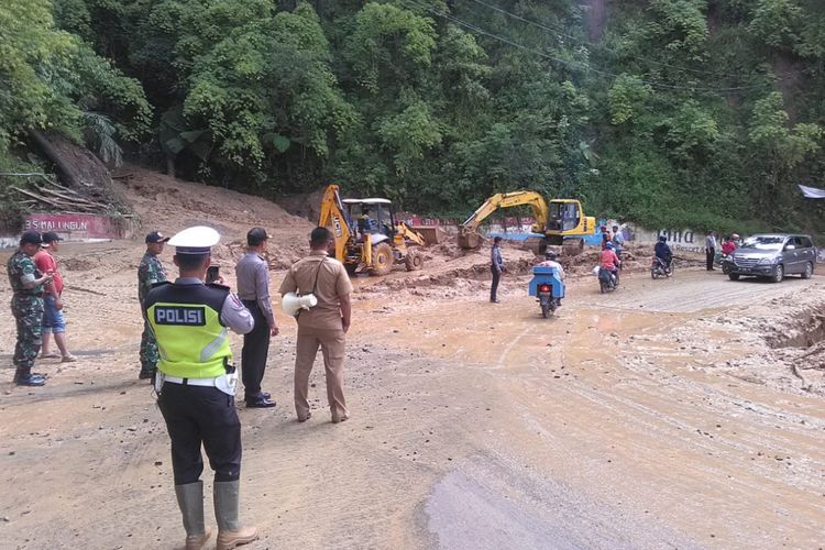 Situasi jalan di sekitar jembatan kembar, Kecamatan Girsang Sipangan Bolon, Kqbupaten Simalungun, Senin (31/12/2018).