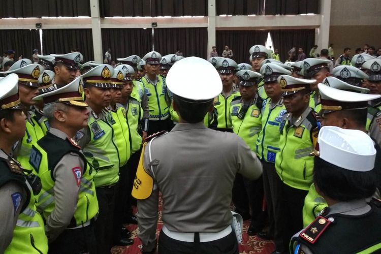 Dirlantas Polda Metro Jaya Kombes Pol Yusuf Memberi Arahan Kepada Polantas yang Bertugas Untuk Antisipasi Kemacetan di Sekitar Ancol