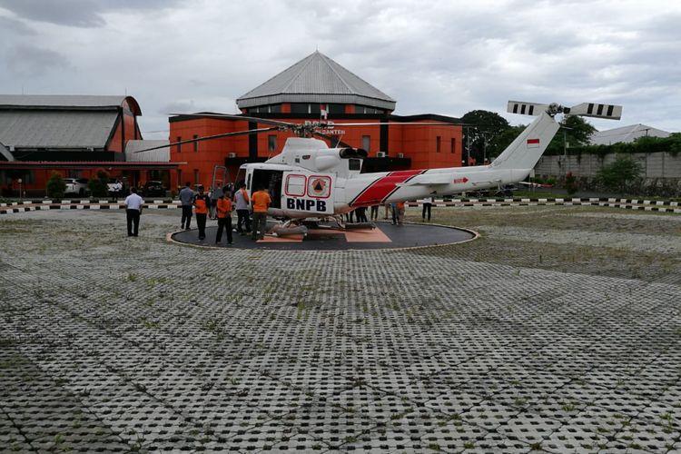 BNPB mengirim bantuan logistik via udara untuk pengungsi di Kecamatan Sumur Kabupaten Pandeglang, Selasa (1/1/2018). Ada tiga desa yang disasar yakni Tamanjaya, Tunggaljaya dan Sidamukti.