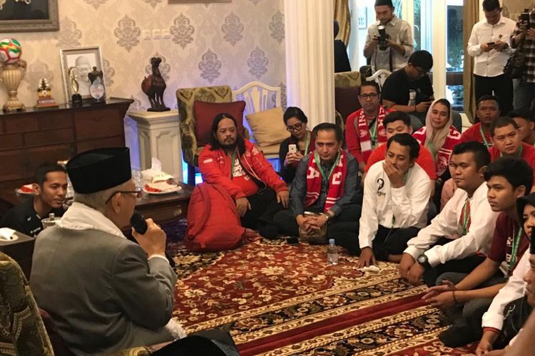 Calon wakil presiden nomor urut 01 Maruf Amin bertemu dengan sekelompok suporter bola di Rumah Situbondo, Jakarta Pusat, Minggu (6/1/2019). 