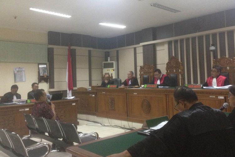 Bupati Purbalingga nonaktif Tasdi diperiksa dalam sidang di Pengadilan Tipikor Semarang, Senin (7/1/2019)