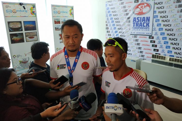 Atlet balap sepeda disabilitas Indonesia, Muhammad Fadli Immammuddin (kanan), saat menghadiri konferensi pers Asian Track Championships 2019, di Jakarta International Velodrome, Jakarta Timur, Senin (7/1/2019).