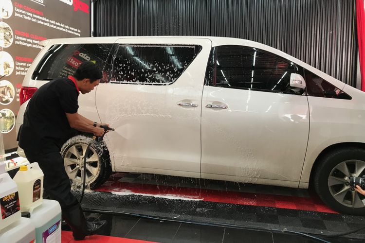 Mencuci Mobil di Autoglaze