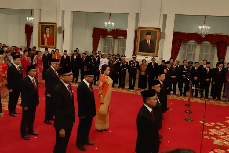Suasana pelantikan 16 Duta Besar Luar Biasa dan Berkuasa Penuh Republik Indonesia di Istana Negara, Senin (7/1/2019), oleh Presiden Joko Widodo.