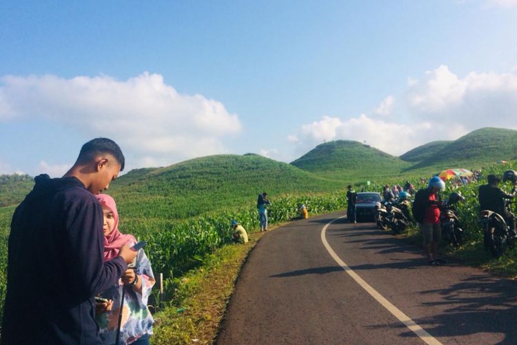 Mengunjungi Bukit Teletubbies di Dusun Candi, Desa Giring, Kecamatan Paliyan, Gunungkidul, yang viral  di Media Sosial Beberapa Hari terakhir. 