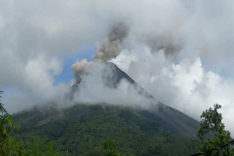 Gunung Karangetang saat erupsi pada Kamis (20/12/2018) lalu.