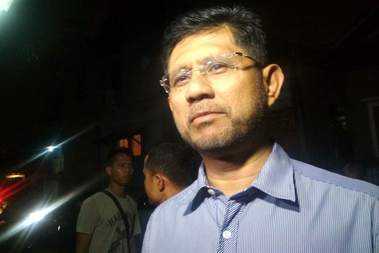 Wakil Ketua KPK Laode M Syarif berikan Keteangan kepada media di depan kediamannya di Kalibata Selatan, Jakarta Selatan Pada Rabu (8/1/2019)