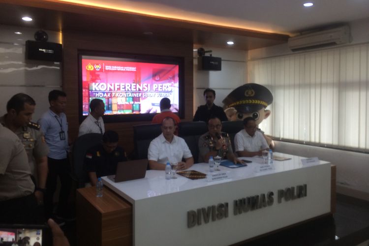 Direktur Tindak Pidana Siber Bareskrim Brigjen Pol Albertus Rachmad Wibowo saat konferensi pers di Gedung Humas Mabes Polri, Rabu (8/1/2019).