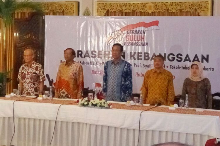 Buya Syafii Maarif, Mahfud MD, Sri Sultan HB X dan Romo Beny Susetyo saat di acara Gerakan Suluh Kebangsaan di Balai Raos, Kota Yogyakarta.