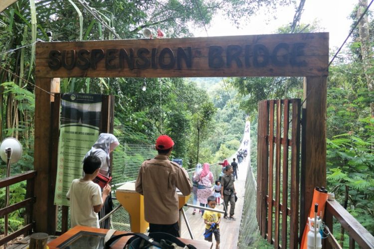 Gerbang masuk menuju Suspension Bridge, Situ GinUng, Sukabumi, Jawa Barat. Foto diambil pada Minggu (13/1/2019).