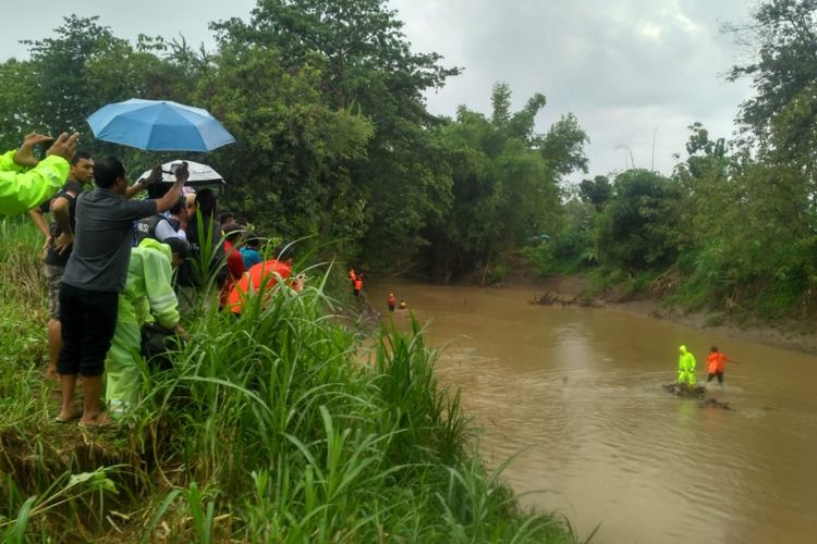 Tim BPBD Ponorogo bersama warga dan aparat mencari jasad empat santri yang tenggelam di Sungai Tempuran, Kota Ponorogo, Kabupaten Ponorogo, Jawa Timur, Senin ( 14/1/2019) sore.  