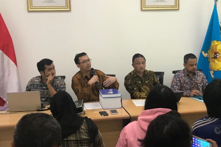 Ketua tim penyelidikan pelanggaran HAM berat peristiwa pembunuhan dukun santet tahun 1998-1999, Beka Ulung Hapsara (kedua dari kanan), saat konferensi pers di Media Center Komnas HAM, Gedung Komnas HAM, Jakarta Pusat, Selasa (15/1/2019). 