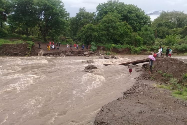 Jembatan darurat di kali Dagemage di jalan Stategis Nasional, tepatnya di Desa Kolisia, Kecamatan Magepanda, Kabupaten Sikka, ambruk, Kamis (17/12/2018).