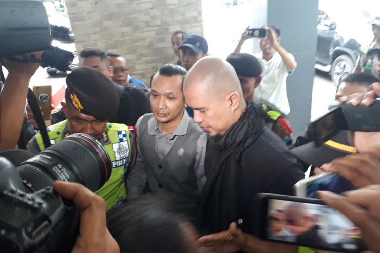 Ahmad Dhani diserahkan polisi ke kantor Kejari Surabaya, Kamis (17/1/2019)