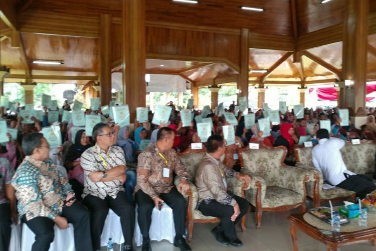 Penyelesaian redistribusi tanah di Kabupaten Sumedang pada 2018, mencapai 100 persen, dengan target 2.300 sertifikat. 